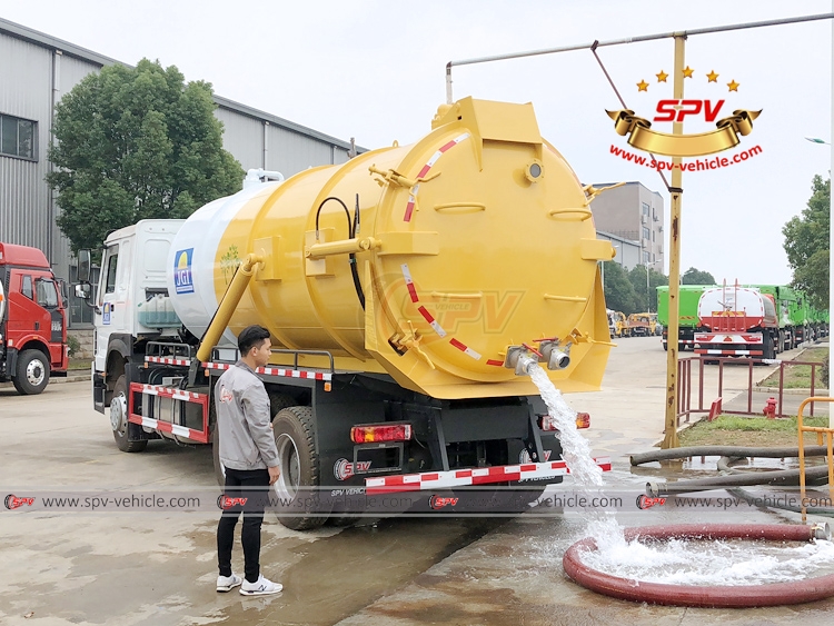 18,000 Litres Vacuum Tanker Sinotruk - Discharge 01